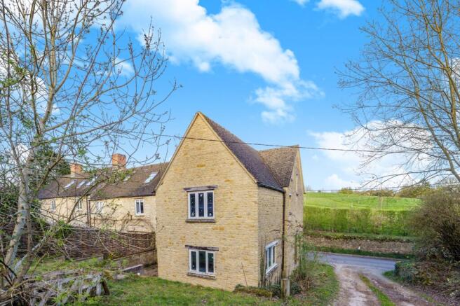 3 bed property, in College Row, £450,000