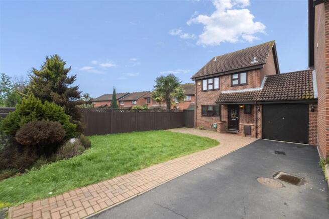 3 bed property, in Chirk Close, £585,000