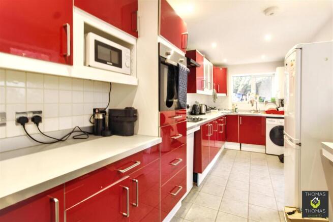 4 bed property, in Alvin Street, £250,000