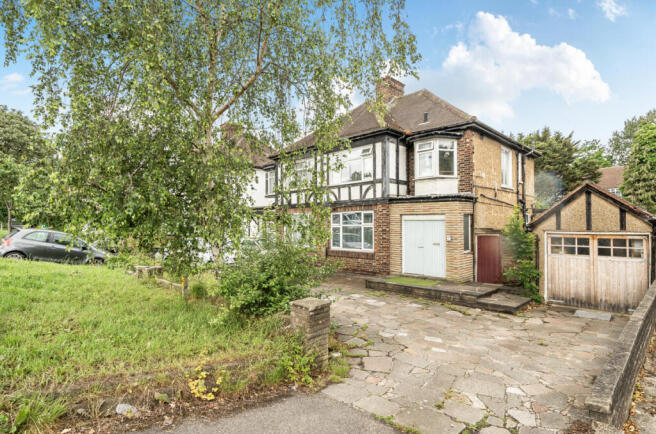 1 bed property, in Watford Way, £275,000
