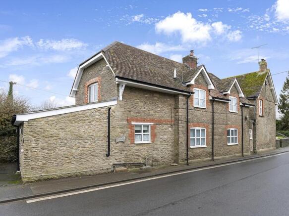 3 bed property, in Longburton, £360,000