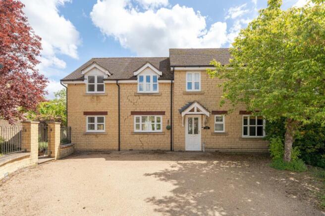4 bed property, in Maple House, £735,000