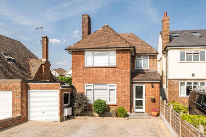 4 bed property, in Chiltern Avenue, £899,950