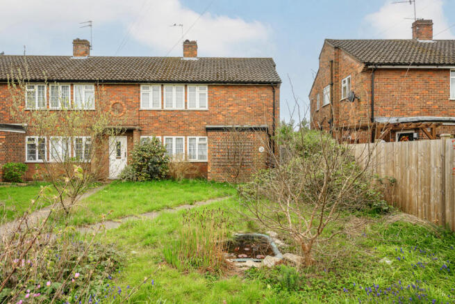 2 bed property, in Twickenham TW2, £350,000
