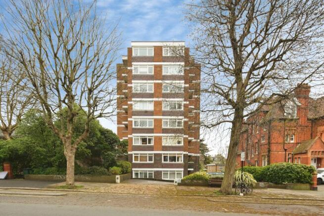 2 bed property, in The Drive, £400,000