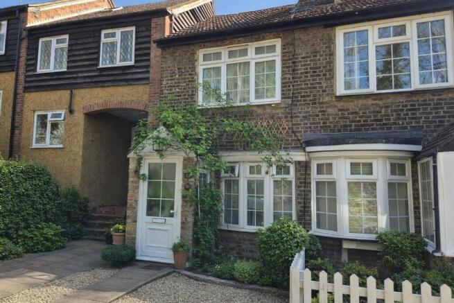 2 bed property, in LOWER ROAD, £485,000