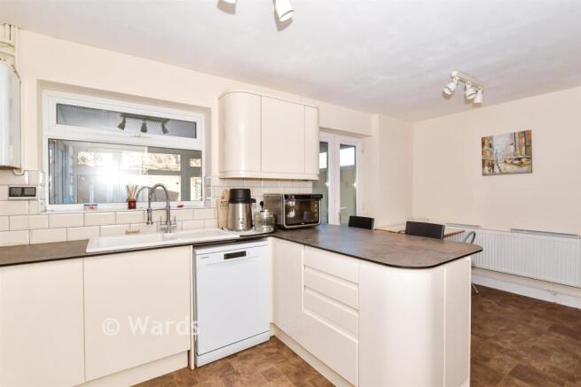 4 bed property, in Bushey Grove, £400,000