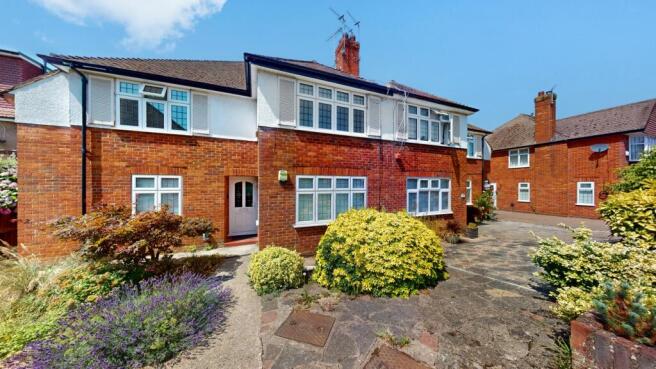 2 bed property, in The Sigers, £425,000