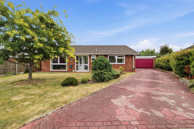 3 bed property, in Hillivew Gardens, £460,000