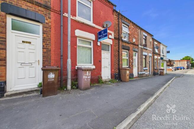 2 bed property, in Boundary Road, £75,000