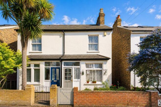 3 bed property, in Green Lane, £750,000