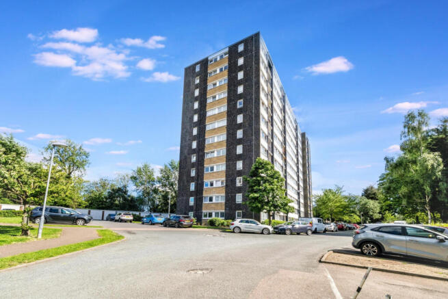 2 bed property, in Slewins Close, £220,000