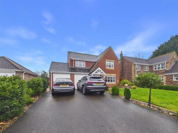 4 bed property, in Albany Close, £495,000