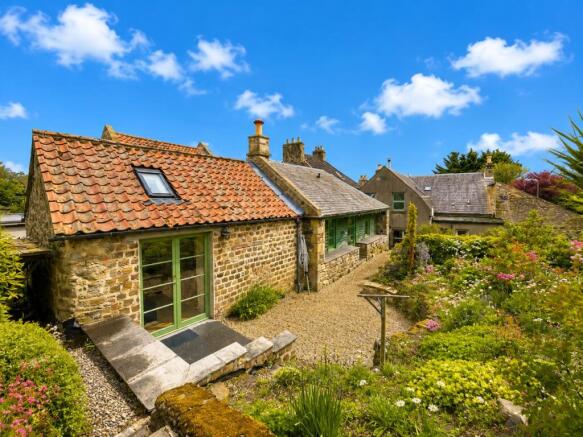 5 bed property, in Lynallan & Stable Cottage, £500,000