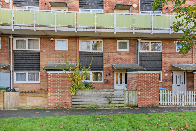 2 bed property, in Bishopsfield Road, £140,000