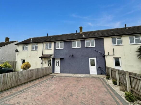 2 bed property, in Western Avenue, £250,000