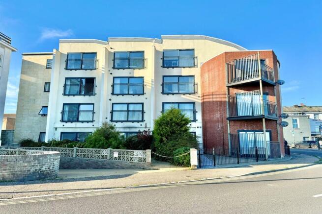 2 bed property, in The Parade, £140,000