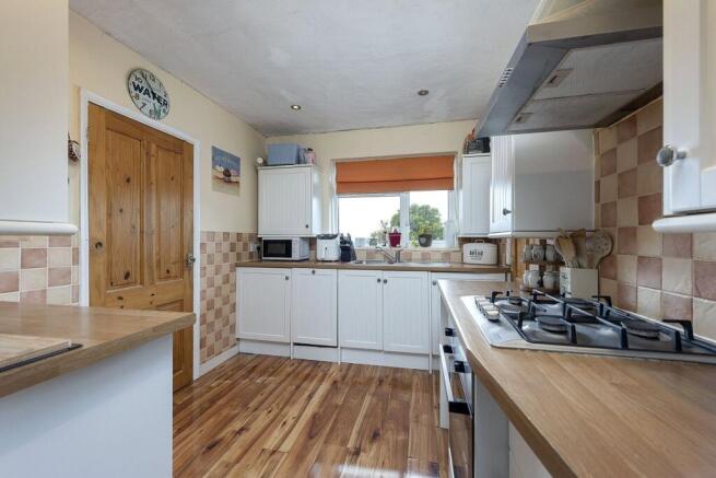 3 bed property, in Oakhill Road, £360,000