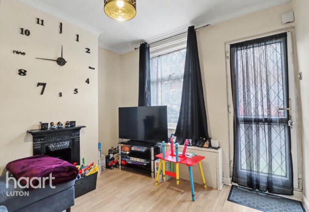 2 bed property, in North Street, £250,000