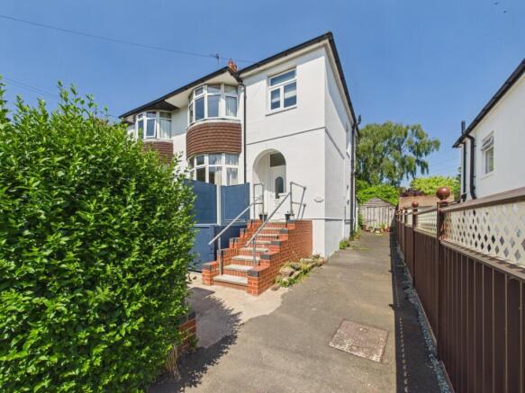 3 bed property, in Grove Crescent, £280,000