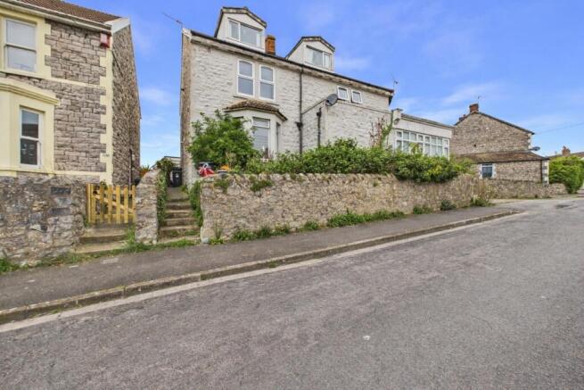 2 bed property, in Lower Kewstoke Road, £170,000