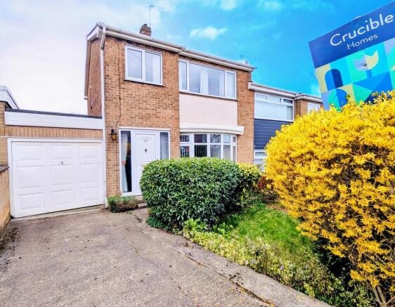 3 bed property, in Sunnybank Crescent, £190,000