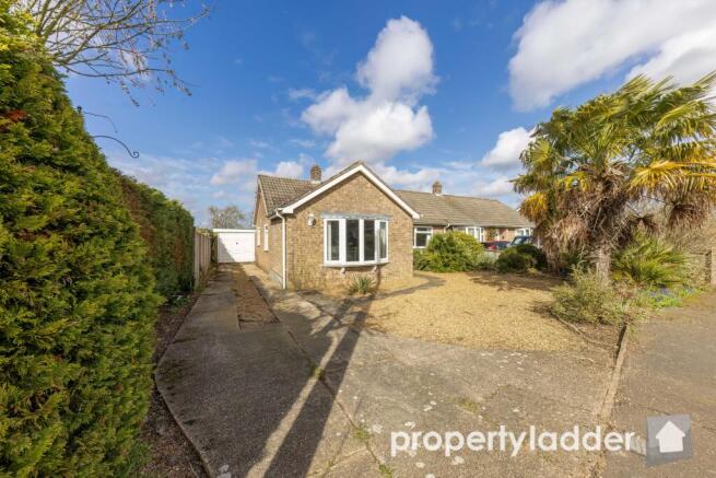 2 bed property, in Grant Road, £235,000