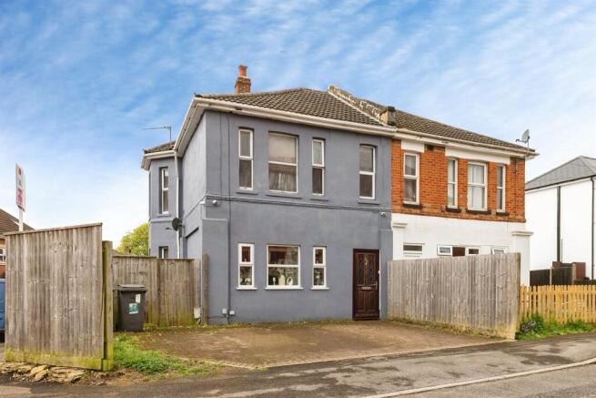 3 bed property, in Malmesbury Park Road, £355,000