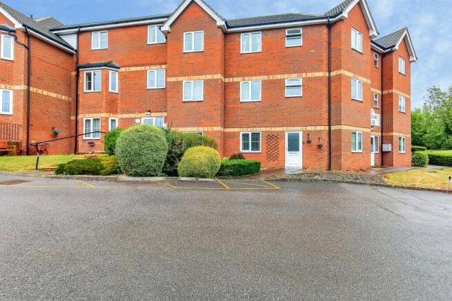 2 bed property, in Lower Street, £140,000
