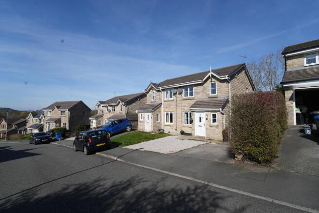2 bed property, in Begonia View, £170,000