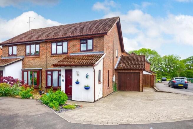 3 bed property, in Acorn Avenue, £400,000