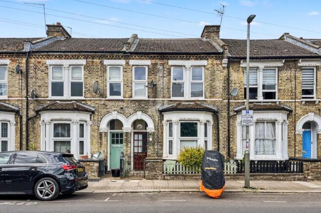 2 bed property, in Inworth Street, £560,000