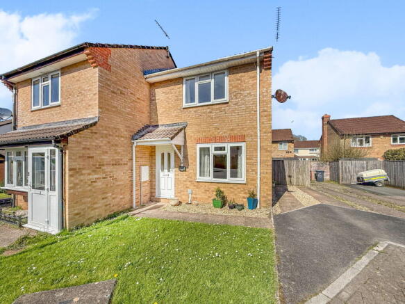 2 bed property, in Almond Court, £200,000
