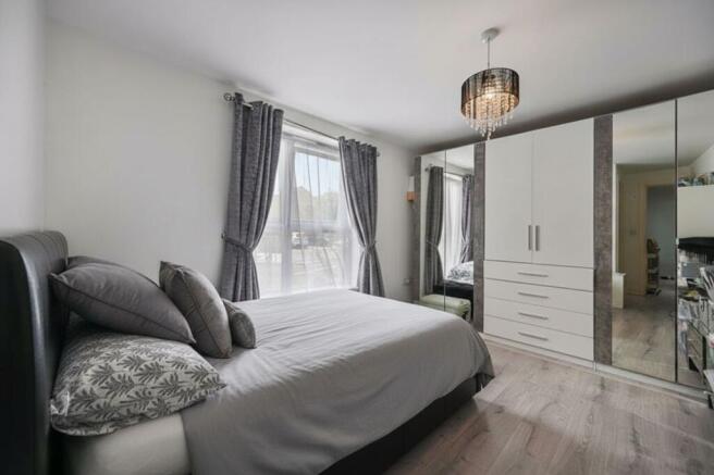 2 bed property, in Harrow View, £365,000