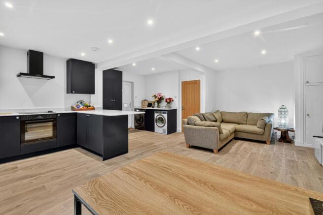 2 bed property, in Kestrel Wood Way, £264,600
