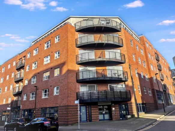 1 bed property, in Apartment 36 Qube, £120,000