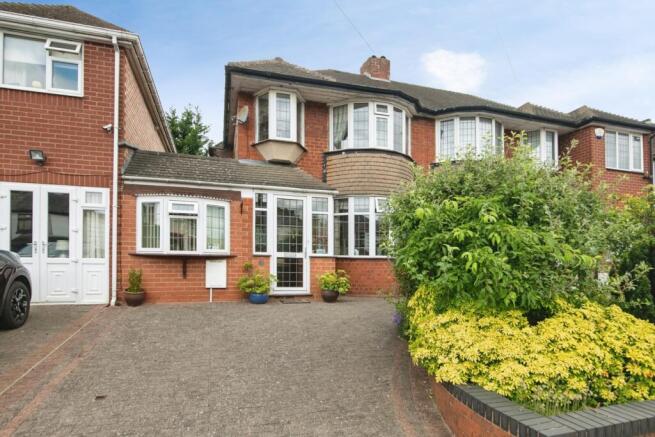 3 bed property, in Bleakhouse Road, £275,000