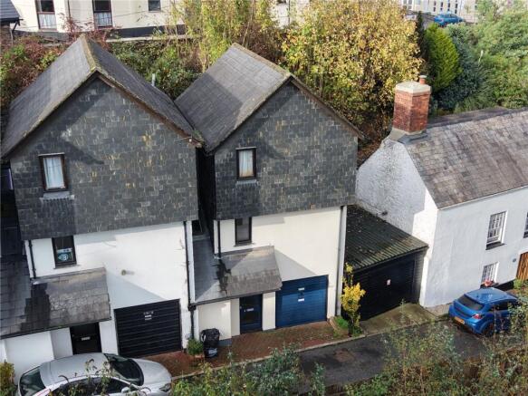 2 bed property, in Angel Hill, £150,000