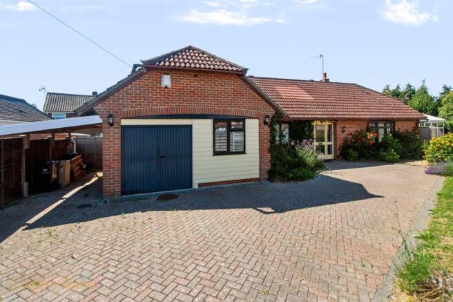2 bed property, in Barn Close, £450,000