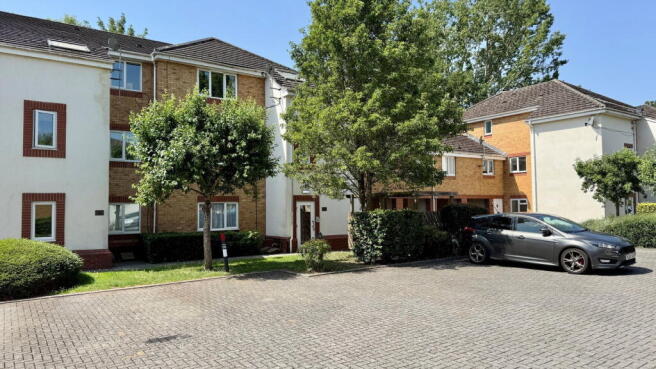2 bed property, in Redshank Court, £170,000