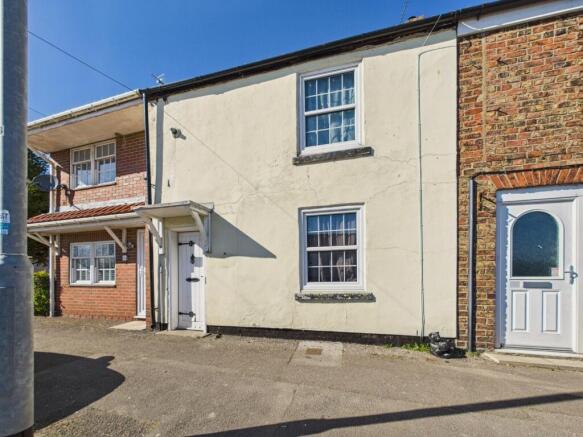 2 bed property, in Main Street, £195,000