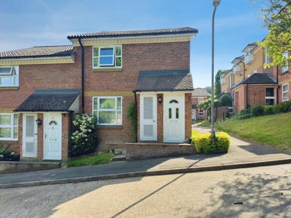 1 bed property, in Lower Furney Close, £180,000