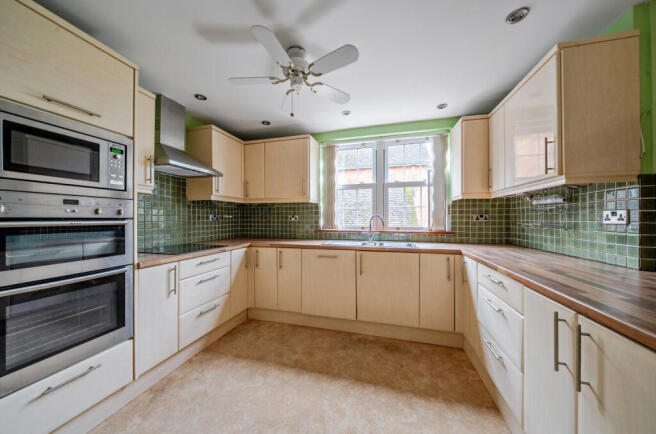 2 bed property, in High Street, £205,000