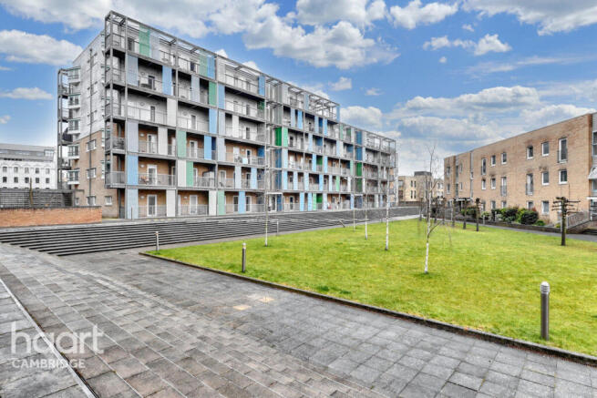 1 bed property, in Warren Close, £300,000