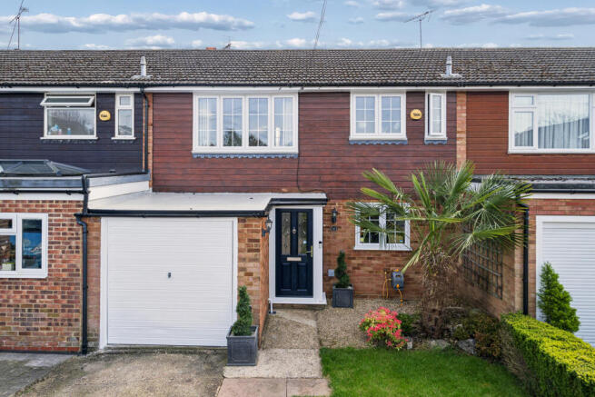 3 bed property, in Hill Farm Road, £570,000
