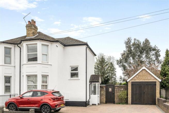 2 bed property, in Heathfield Road, £665,000