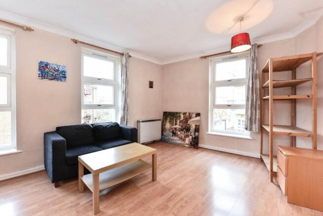 2 bed property, in Wolfe Crescent, £425,000
