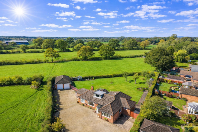 2 bed property, in Pit Lane, £600,000