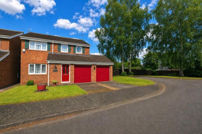 4 bed property, in Homestead Way, £350,000