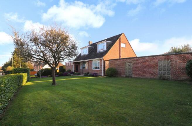 3 bed property, in Park View, £600,000